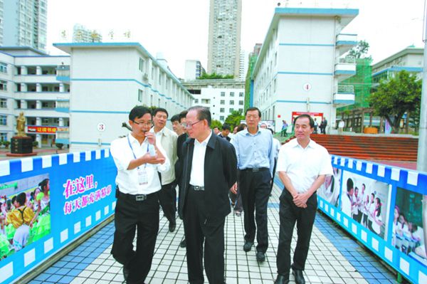 9月12日，全国政协常委、教科文卫体委员会主任张玉台率全国政协教科文卫体委员会慰问团来到市实验学校,为教师们送上节日的祝福。.jpg