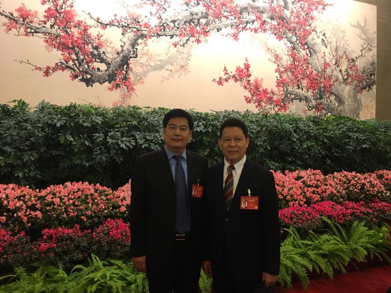 1488533477496418.jpg 董事长今年全国两会(与四川省副省长杨兴平合影).jpg