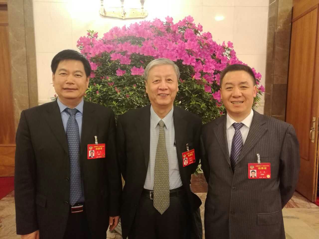 1488533469253507.jpg 董事长今年全国两会(中是中国教育学会钟秉林会长,右是四川省教育厅王康巡视员).jpg