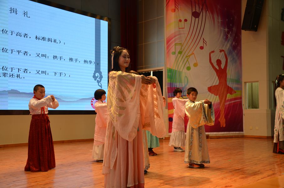 德外小学举行“首场汉服主题公开课”活动_副本.jpg